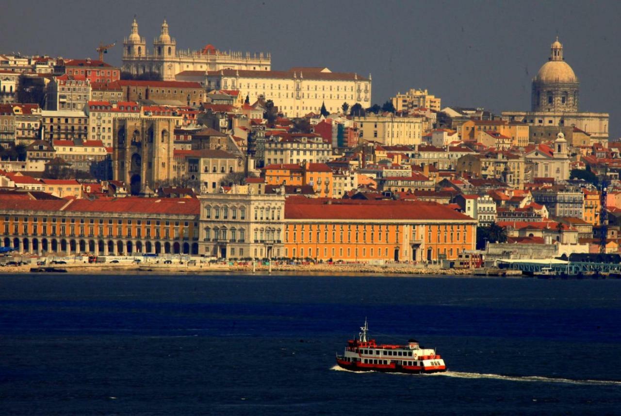 Fisherman'S House - A Boat Ride From Lisbon Villa Trafaria Exterior photo