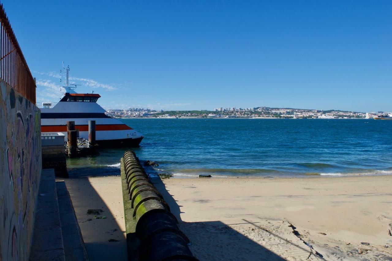 Fisherman'S House - A Boat Ride From Lisbon Villa Trafaria Exterior photo